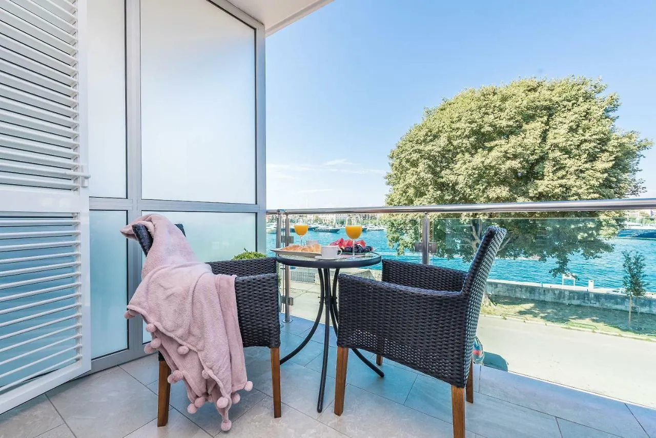 Lavender Apt. W. Balcony In Old Town 0*, Zadar