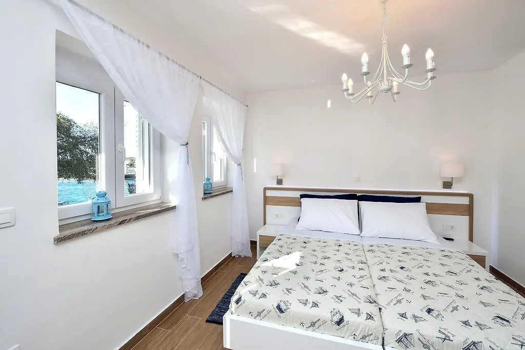 Lavender Apt. W. Balcony In Old Town 0*, Zadar